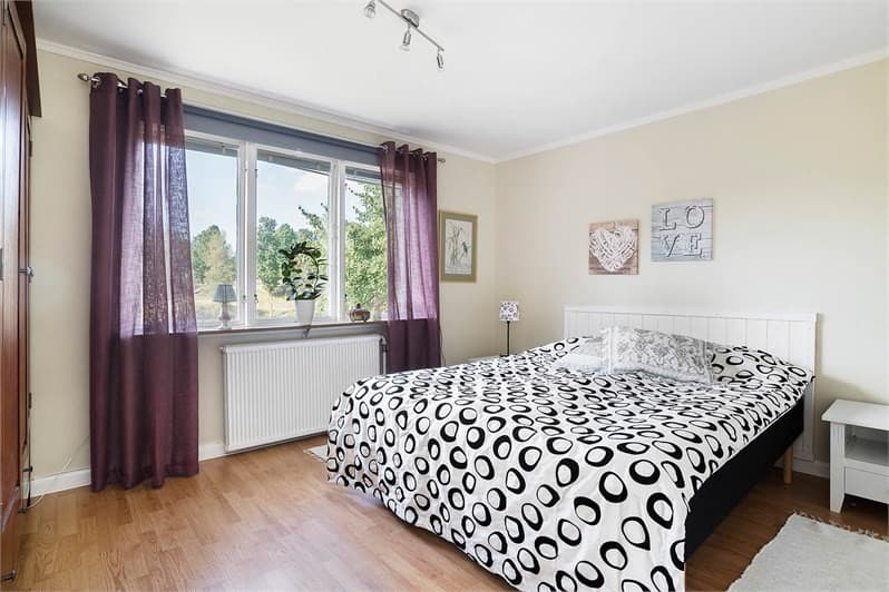 Scandinavian bedroom before AI homestaging - empty or unfurnished room that needs virtual styling