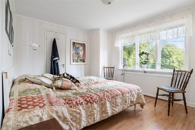 Replace Furniture – Bedroom before AI homestaging - empty or unfurnished room that needs virtual styling