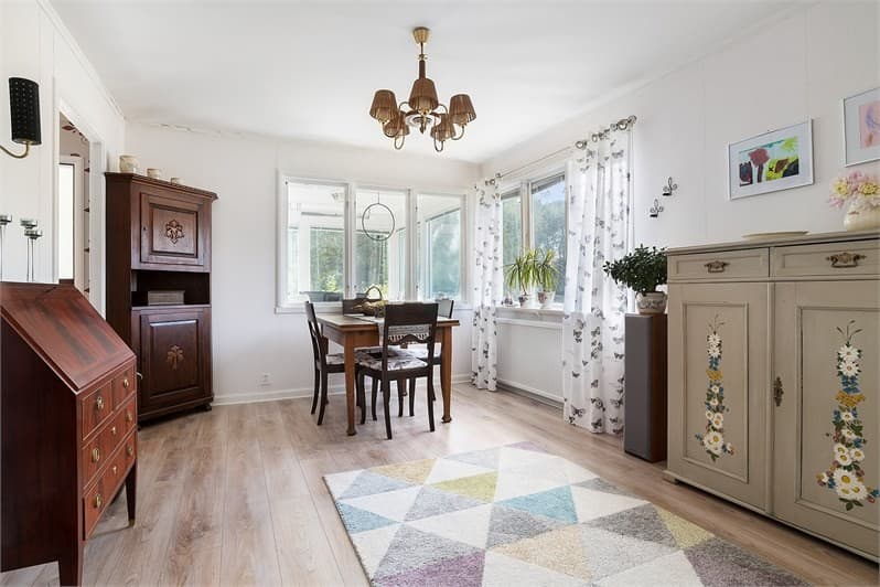 Modern living room before AI homestaging - empty or unfurnished room that needs virtual styling