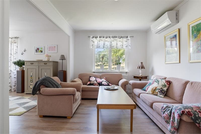 Bright and airy living room before AI homestaging - empty or unfurnished room that needs virtual styling